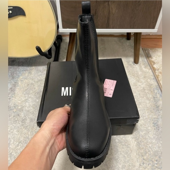 NIB Women’s Size 9 Cleated Sole Essential Chelsea Mid Ankle Boots Triple Black - Picture 8 of 14